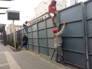 Renta Venta Fabricación Eventos Valla Barricada tapeal